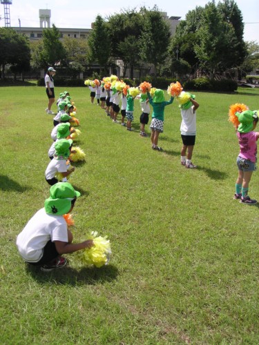 前、後ろを自分で意識して動きます。年中リズム 前、後ろを自分で意識して動きます。年中リズム