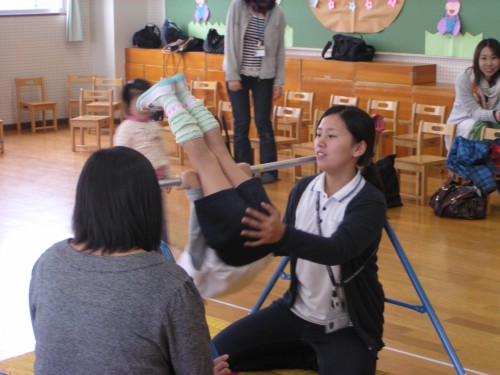 補助の仕方を実体験してもらいます。 補助の仕方を実体験してもらいます。