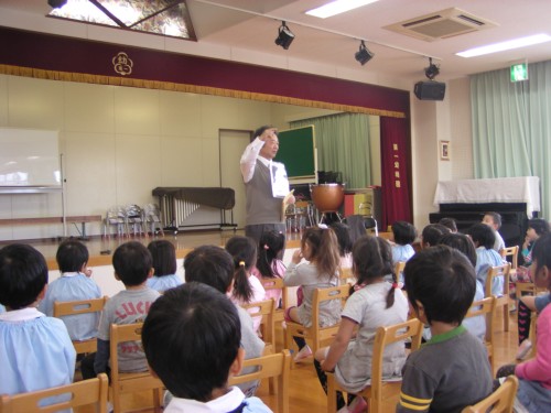 平和先生の話やドイツ語を熱心に聞く子ども達 平和先生の話やドイツ語を熱心に聞く子ども達