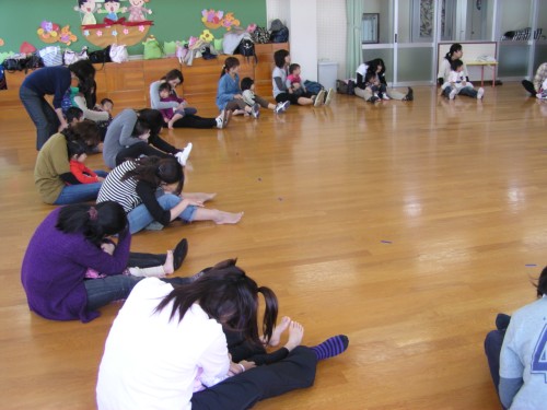 ママにぎゅーっと抱きしめてもらって嬉しいな。 ママにぎゅーっと抱きしめてもらって嬉しいな。