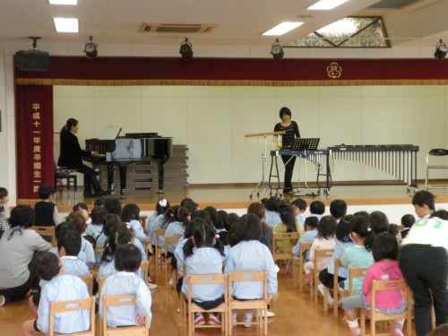 木野先生の演奏を聴く子ども達 木野先生の演奏を聴く子ども達