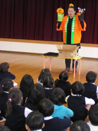 話を真剣に聴く年長児 話を真剣に聴く年長児