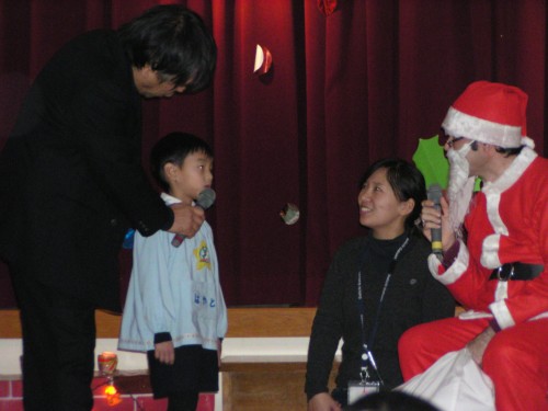 英語で質問をする年長さん 英語で質問をする年長さん