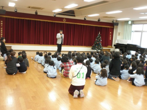 園長先生の話を聞く子ども達 園長先生の話を聞く子ども達