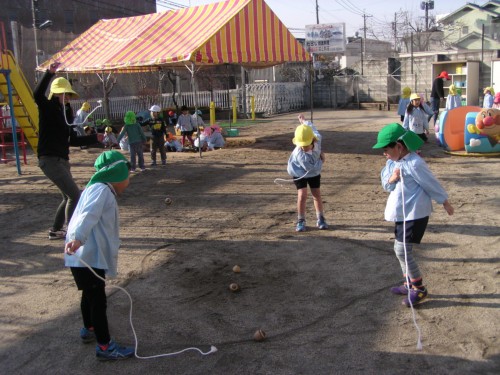 みんなでコマを回してみよう「どうやったらうまく回せるかな?」 みんなでコマを回してみよう「どうやったらうまく回せるかな?」