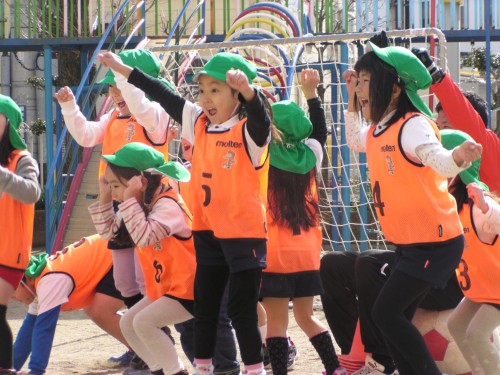 『コーン倒しゲーム』オレンジチームの勝利! 『コーン倒しゲーム』オレンジチームの勝利!