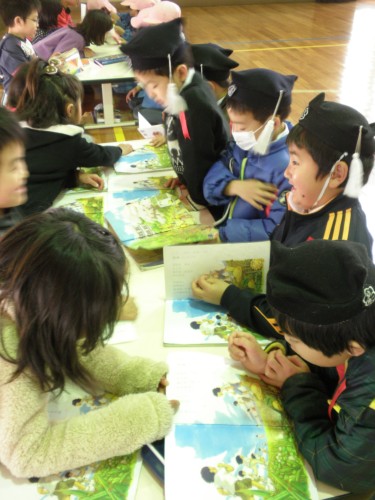 お兄さん、お姉さんと一緒に「国語」の本読み お兄さん、お姉さんと一緒に「国語」の本読み