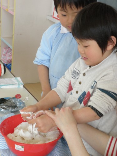手のひらで粉の感触を十分に味わっています! 手のひらで粉の感触を十分に味わっています!