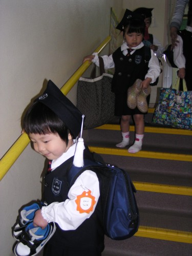 満3歳さんも手すりを握って一歩一歩階段を下ります。 満3歳さんも手すりを握って一歩一歩階段を下ります。