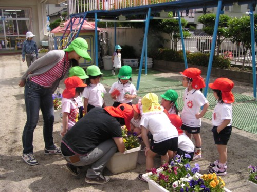 第1号発見に「どこどこ・・・」と集まってきた子ども達 第1号発見に「どこどこ・・・」と集まってきた子ども達