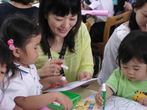 大好きなお家の人と一緒に‘どんなえをかこうかなー’ 大好きなお家の人と一緒に‘どんなえをかこうかなー’