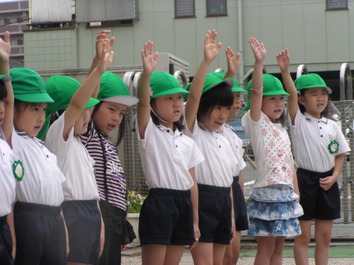 右手をまっすぐに上げて渡りましょう! 右手をまっすぐに上げて渡りましょう!