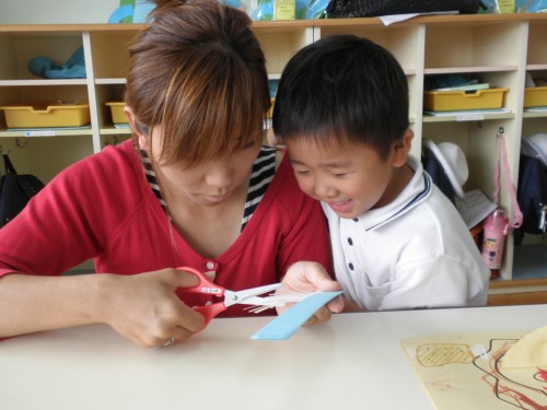 お母さんのハサミ使いを嬉しそうに見ています。 お母さんのハサミ使いを嬉しそうに見ています。