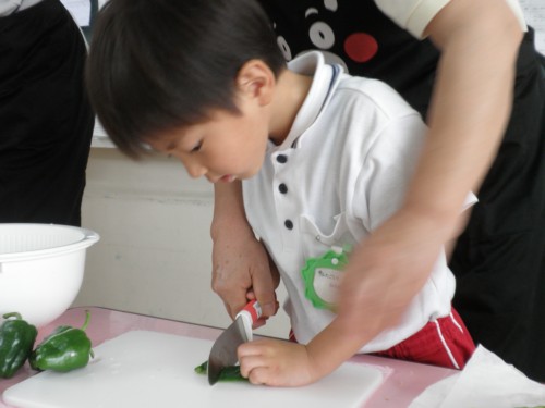 真剣な表情で切っています。 真剣な表情で切っています。