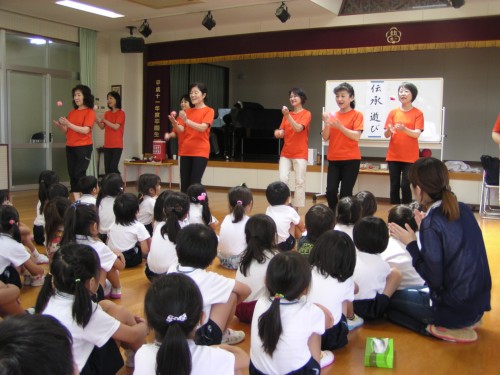 『伝承遊び』を広める地域の皆様方の華麗なお手玉 『伝承遊び』を広める地域の皆様方の華麗なお手玉