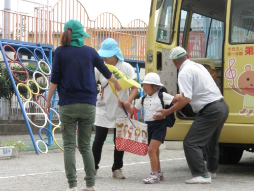 先頭の子どもには、並ぶ目印の黄旗を持ってもらいます。 先頭の子どもには、並ぶ目印の黄旗を持ってもらいます。