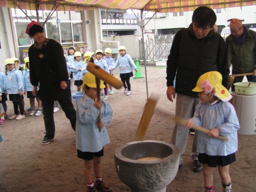 年長組は、小さい杵でペッタンペッタン 年長組は、小さい杵でペッタンペッタン