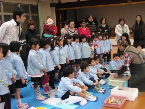 真剣に話(作り方)を聞いています。 真剣に話(作り方)を聞いています。