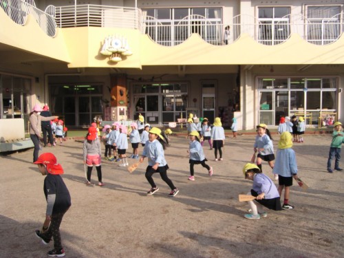 園庭にも元気いっぱいの声が響いています。 園庭にも元気いっぱいの声が響いています。