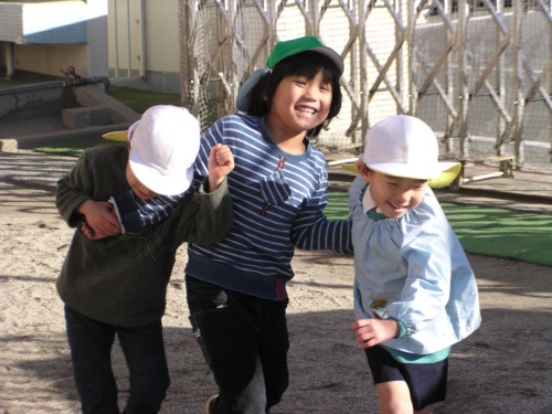 仲良しのお友だちと鬼遊び。 仲良しのお友だちと鬼遊び。