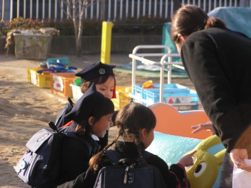 「せんせい、こおり」「つめたいね。」 「せんせい、こおり」「つめたいね。」