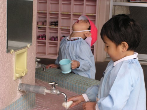 しっかりと手洗い、うがい しっかりと手洗い、うがい