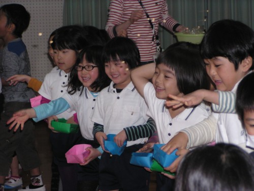 「おにはそとー」と元気いっぱいに豆を投げる年長組 「おにはそとー」と元気いっぱいに豆を投げる年長組