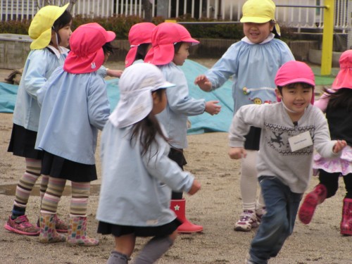 年少すみれ組のお世話をすすんでしてくれた年長さん。 年少すみれ組のお世話をすすんでしてくれた年長さん。