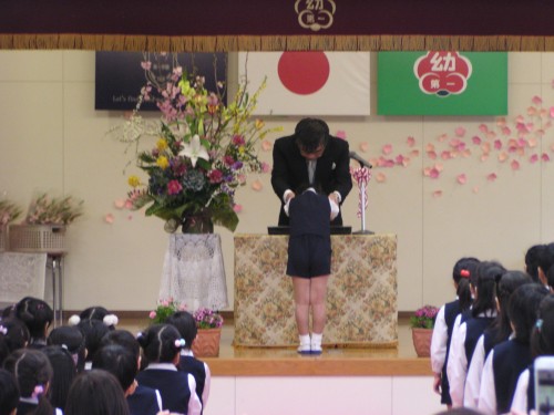 一人ひとり修了証書をいただきました。 一人ひとり修了証書をいただきました。