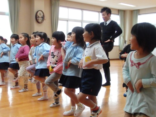 マーチングでの“歩く”という基本動作を教えてもらいました。 マーチングでの“歩く”という基本動作を教えてもらいました。