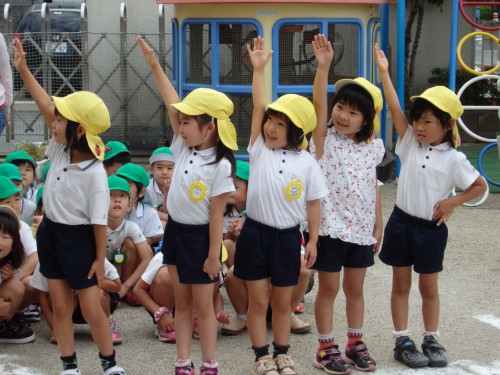 右見て、左見て、もう一度右を見て、大丈夫渡ります。 右見て、左見て、もう一度右を見て、大丈夫渡ります。