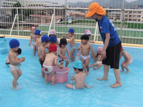 ペットボトルの手作りじょうろを使って楽しむ子ども達。 ペットボトルの手作りじょうろを使って楽しむ子ども達。