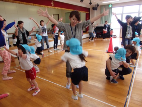 お家の方と思いっきりからだを動かして、楽しいな! お家の方と思いっきりからだを動かして、楽しいな!