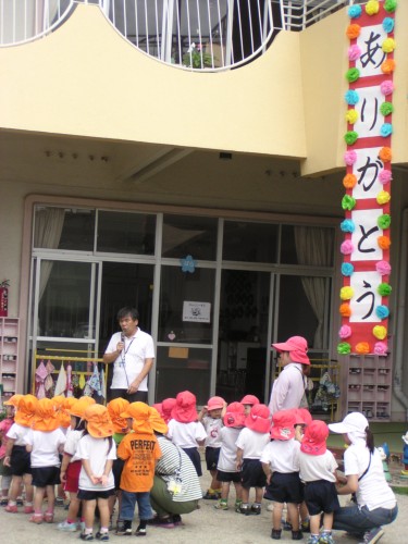 満3歳クラスのお友だちも、園長先生の話をしっかりと聞きましたね。 満3歳クラスのお友だちも、園長先生の話をしっかりと聞きましたね。