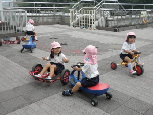 久しぶりの三輪車。 久しぶりの三輪車。