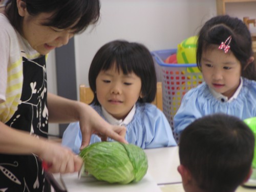 お母さん先生の包丁裁きに注目。 お母さん先生の包丁裁きに注目。