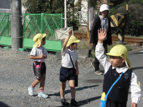 自分の目と耳でよく確かめて渡ります。 自分の目と耳でよく確かめて渡ります。