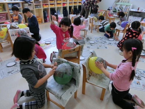 新聞紙を使って、『どんな鬼ができるかな?』 新聞紙を使って、『どんな鬼ができるかな?』