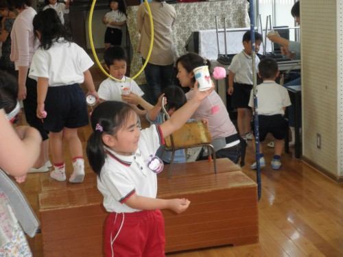 見て、お母さん!とんだよ。 見て、お母さん!とんだよ。