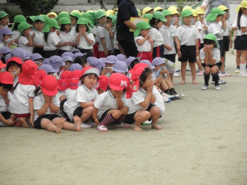 避難後、点呼をしています。 避難後、点呼をしています。