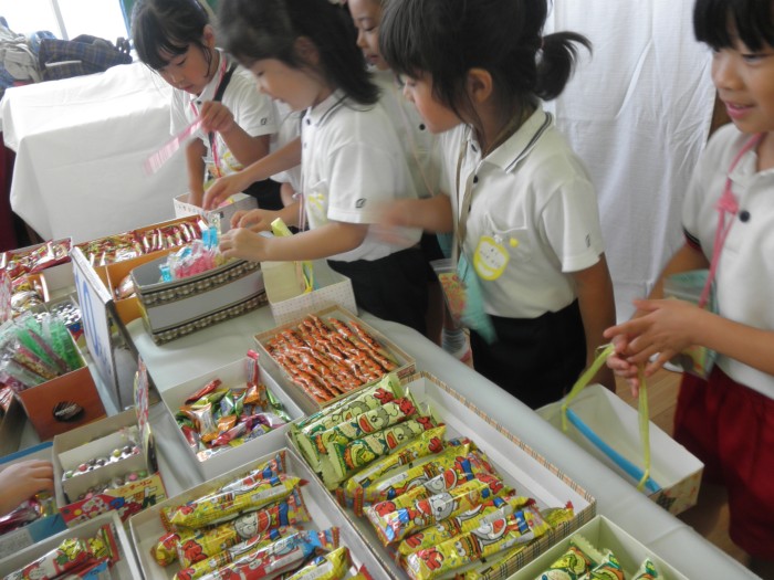 駄菓子屋さんで…どれにしようかな。 駄菓子屋さんで…どれにしようかな。
