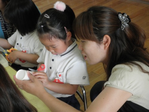 お母様に手をそえてもらいながら お母様に手をそえてもらいながら