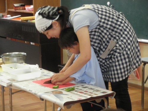 片手は、ねこの手にしてね。 片手は、ねこの手にしてね。