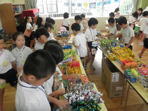 どのお菓子にしようかな…。 どのお菓子にしようかな…。