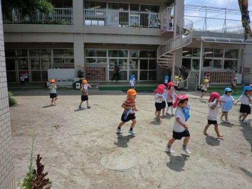 ハンカチで口を押さえて避難中… ハンカチで口を押さえて避難中…