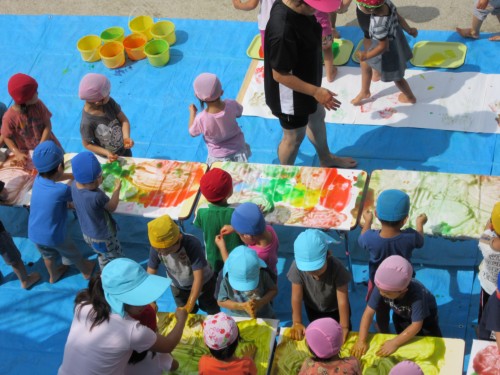 手で足で楽しむ子どもたち。 手で足で楽しむ子どもたち。