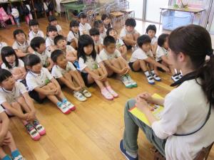 地震の話を真剣に聴く子ども達 地震の話を真剣に聴く子ども達
