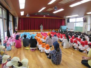 静かに話を聴いています 静かに話を聴いています