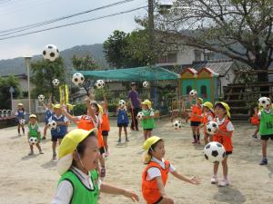 サッカーボールを使って… サッカーボールを使って…