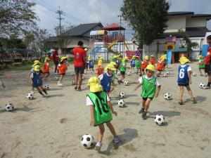 子供たちがサッカー選手に見えてきました。